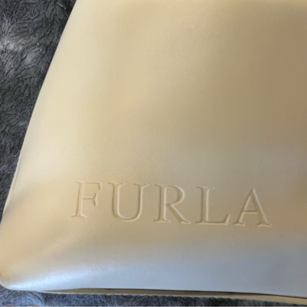 🩷FURLA large cream colored trapezoid shoulder bag. - Picture 2 of 11